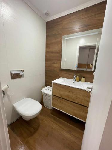 Bilik mandi di Grande apartamento a 14 km de Lisboa