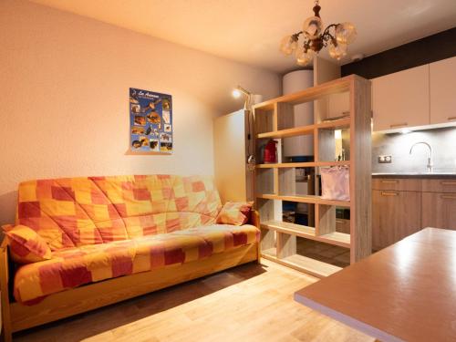un salon avec un canapé et une cuisine dans l'établissement Charmant Appartement à Autrans - 4 pers, 32m², près du centre et des pistes de ski - FR-1-737-25, à Autrans