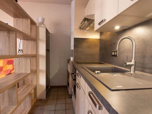 une cuisine avec un évier et un plan de travail dans l'établissement Charmant Appartement à Autrans - 4 pers, 32m², près du centre et des pistes de ski - FR-1-737-25, à Autrans