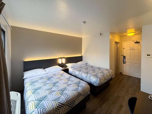 a hotel room with two beds in a room at Motel 6-Glenview, IL - Chicago North in Glenview