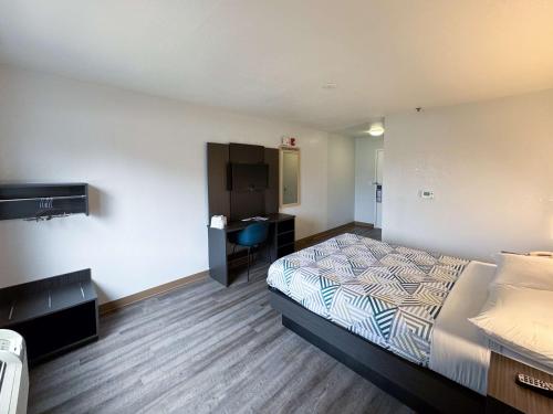a hotel room with a bed and a desk at Motel 6-Glenview, IL - Chicago North in Glenview