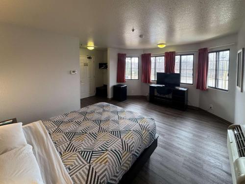 a bedroom with a bed and a flat screen tv at Motel 6-Glenview, IL - Chicago North in Glenview