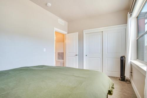 Katil atau katil-katil dalam bilik di 2 Mi to Payette Lake Mtn-View Getaway with Balcony