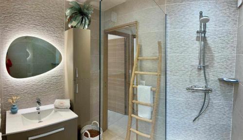 La salle de bains est pourvue d'une douche et d'un lavabo avec une échelle. dans l'établissement Luxueux appartement vue mer, à Saint-Tropez