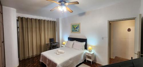 Una cama o camas en una habitación de APARTAMENTO INTEIRO GIGANTE CENTRO de PORTO ALEGRE SANTA CASA 200M PERTO DE TUDO