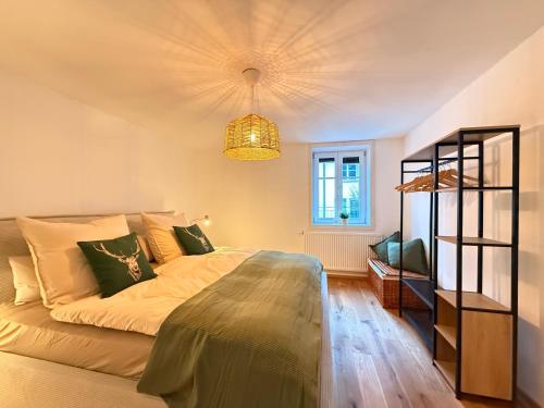 a bedroom with a bed and a chandelier at Direkt am Marktplatz - Freudenstadt und Schwarzwald erleben in Freudenstadt