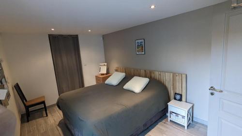 une chambre avec un lit avec deux oreillers dessus dans l'établissement House with pool in Alpilles, à Saint-Étienne-du-Grès