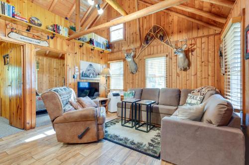 SaynerにあるCozy Wisconsin Getaway with Dock and Lake Access!のリビングルーム(ソファ2台、鹿の角が壁に掛けられている)