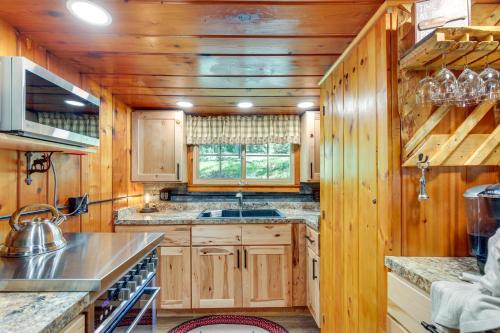 Cozy Wisconsin Getaway with Dock and Lake Access!にあるキッチンまたは簡易キッチン
