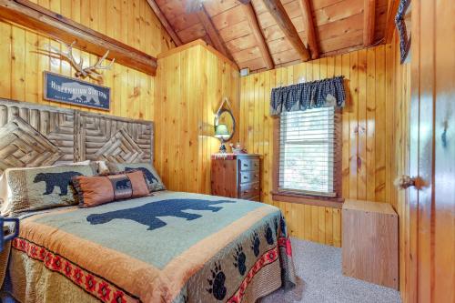 Ένα ή περισσότερα κρεβάτια σε δωμάτιο στο Cozy Wisconsin Getaway with Dock and Lake Access!