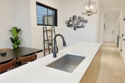 cocina con fregadero y mesa de comedor en Contemporary Home in Shaw-U Street, en Washington