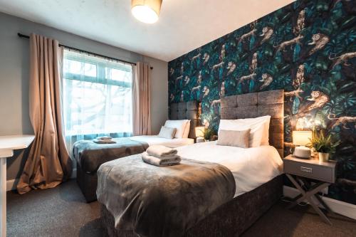 Un dormitorio con dos camas y una gran ventana. en 6 beds in 4 bedrooms house, en Southampton