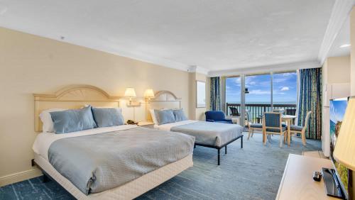 Postel nebo postele na pokoji v ubytování Oceanfront Studio in Daytona Beach Resort