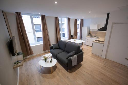 un salon avec un canapé et une table dans l'établissement Neuf & cosy, Centre-Ville, Netflix, à Saint-Étienne