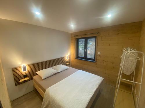 une chambre avec un lit et une échelle dedans dans l'établissement Chalet iris & Jaccuzi privatif, à Rochesson