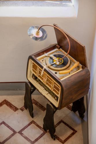 a table with a radio sitting on a floor at Casa Lanzara in Morano Calabro