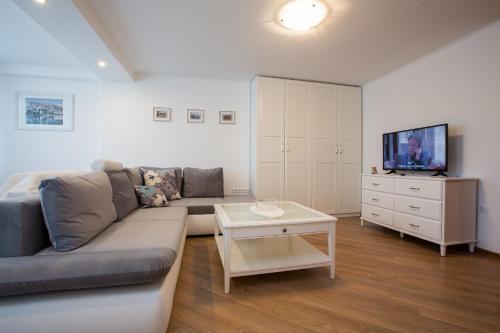 Televisyen dan/atau pusat hiburan di Apartments Grom