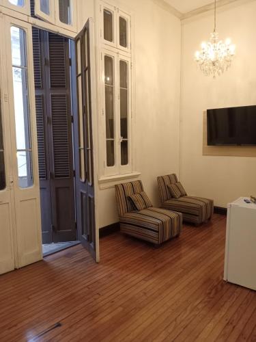 TV a/nebo společenská místnost v ubytování Colville Hospedaje, a 1 cuadra de la plaza mayor de lima