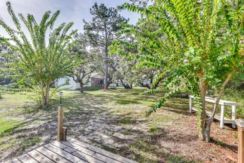 Zahrada ubytování 2 Mi to Mashes Sands Beach Quiet Home with Dock!