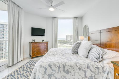Un dormitorio con una cama grande y un televisor. en Destin Resort Condo with Pool and Beach Shuttle!, en Destin