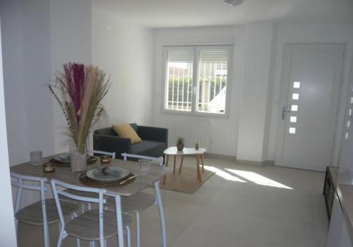 un salon avec une table et un canapé dans l'établissement Appartement T2 cosy à colomiers, à Colomiers