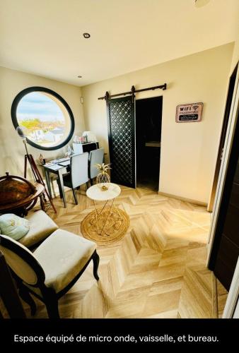 Coin salon dans l'établissement Chambre privée, proche Aéroport et Airbus