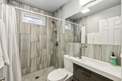 a bathroom with a toilet and a sink and a tub at Belmont kings 1 mile to downtown and park free in Nashville