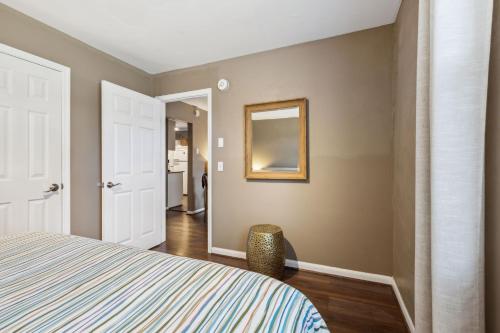 a bedroom with a bed and a mirror on the wall at Belmont kings 1 mile to downtown and park free in Nashville
