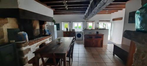 - une cuisine avec une table en bois dans une chambre dans l'établissement La petite maison de Chavroches - proche du Pal, à Chavroches