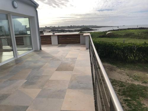 - un balcon offrant une vue sur l'eau dans l'établissement TY SUNSET Portsall, à Ploudalmézeau