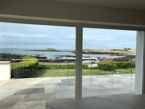 une vue sur l'océan depuis une maison dans l'établissement TY SUNSET Portsall, à Ploudalmézeau