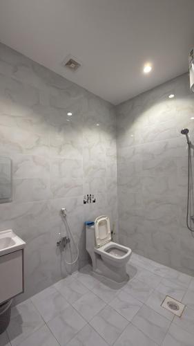 a bathroom with a toilet and a shower and a sink at شقق منزال 1 in Hafr Al Baten