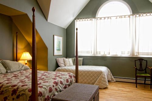 Un pat sau paturi într-o cameră la Ye Olde Argyler Lodge