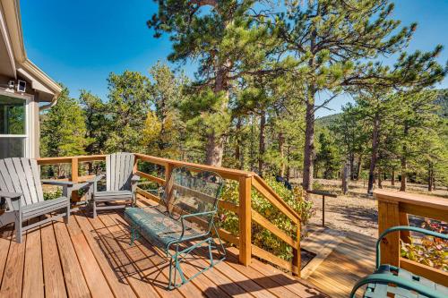 Balkoni atau teres di Quiet and Peaceful Home in Allenspark with Deck!
