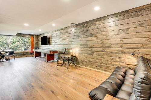 Ruang duduk di Quiet and Peaceful Home in Allenspark with Deck!