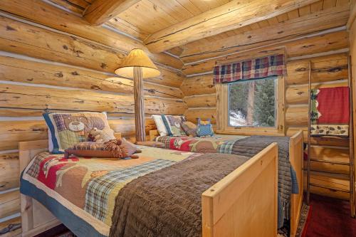 Ένα ή περισσότερα κρεβάτια σε δωμάτιο στο Mounticello Log Cabin - Relaxing Front Patio & Outdoor Firepit
