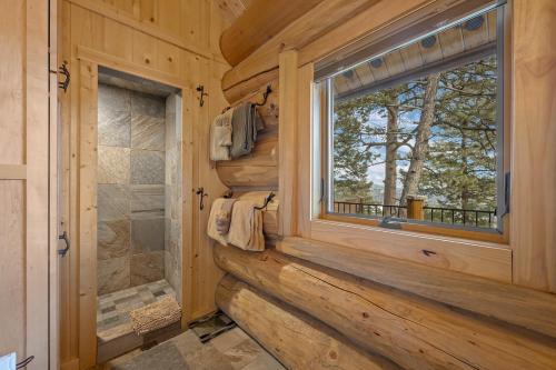 Ένα μπάνιο στο Mounticello Log Cabin - Relaxing Front Patio & Outdoor Firepit