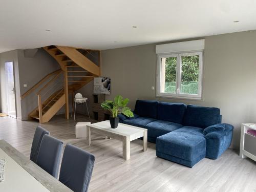 un salon avec un canapé bleu et une table dans l'établissement Villa Cheveux d'Anges à Merlimont, à Merlimont