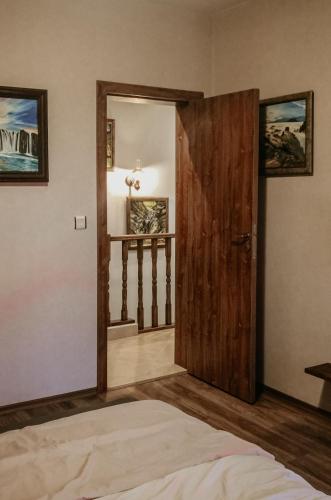 Un ou plusieurs lits dans un hébergement de l'établissement къща за гости villa Jurta