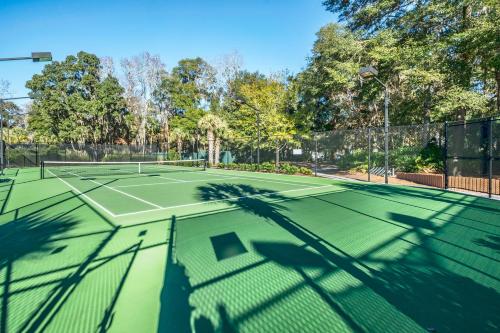 ヒルトン・ヘッド・アイランドにあるEvian 123の人影のテニスコート