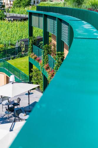 an overhead view of a building with tables and chairs at VILLA NAJ in Termeno