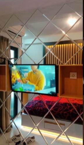 Televisyen dan/atau pusat hiburan di Delf Apartemen CPI