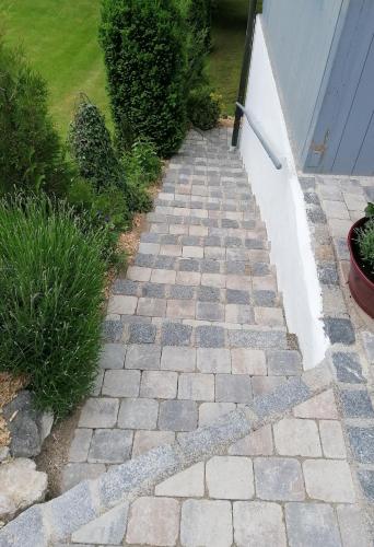 a stone walkway in a yard with a house at Ferienwohnung Perschl in Waging am See