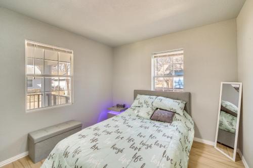 Katil atau katil-katil dalam bilik di Convenient Tulsa Home - 2 Mi to Downtown!