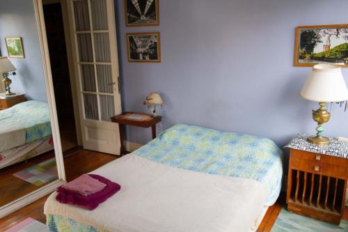 Katil atau katil-katil dalam bilik di Residencia Sarandí, grades cuartos privados en Buenos Aires