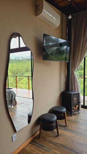 Televisyen dan/atau pusat hiburan di Araucária Guest House - Cabanas