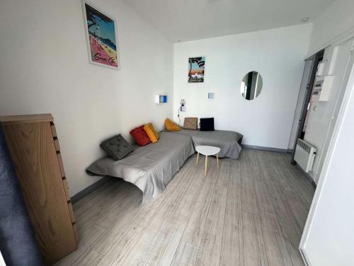 une chambre avec un lit et un canapé dans l'établissement Résidence Oustalet - Studio avec magnifique vue panoramique sur la mer à St Cyr Sur mer MAE-1611, aux Lecques