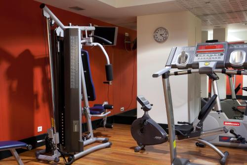 a room with a gym with a treadmill and a computer at Hotel Palacio Urgoiti in Mungia