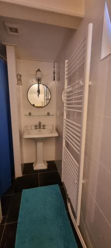 a bathroom with a sink and a mirror at Viking in Egmond aan Zee