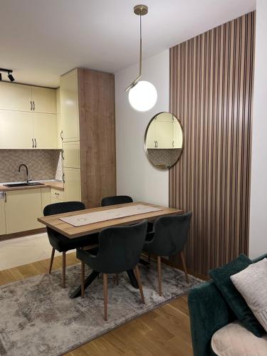 una sala da pranzo con tavolo e sedie in legno di Romanijska a Banja Luka